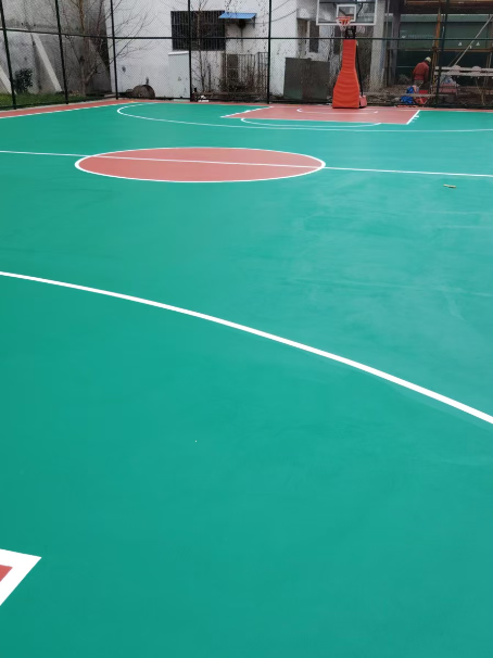 平武 球场长期使用易出现地面开裂